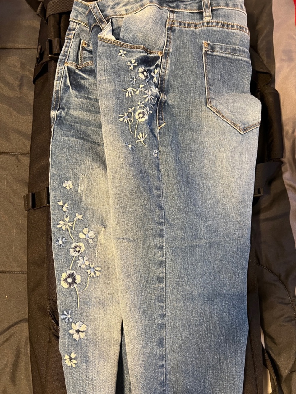 Kensie Light Blue Skinny Jeans with Floral Embroidery - Picture 3 of 7